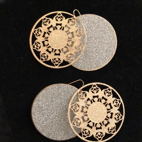 Set of oversized earrings in gold tone. - Picture 4 of 8